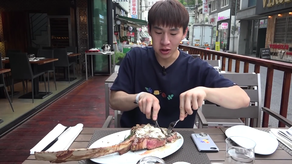 23만원짜리 스테이크 먹는 밴쯔 | 인스티즈
