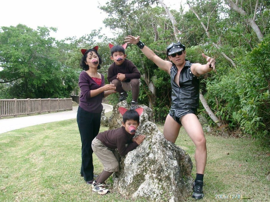 자기 집 가족사진이 이상하다는걸 중학생이 되서 깨달은 소년 | 인스티즈