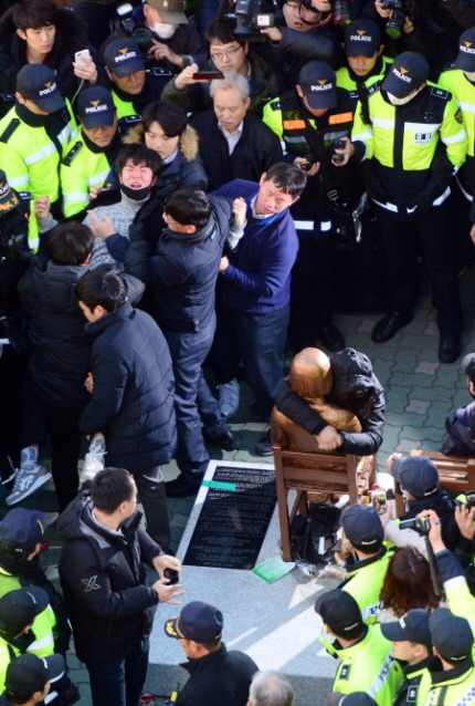 부산 동구의 소녀상 철거를 보면서 일본은 무슨 생각을 할까.jpg | 인스티즈