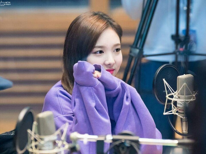 나를 쳐다보는 나연이 | 인스티즈