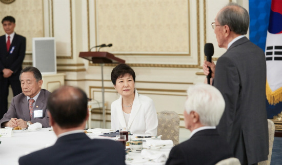 "건국절은 위헌이자 역사왜곡"…광복군 노병, 대통령 앞에서 일갈 | 인스티즈