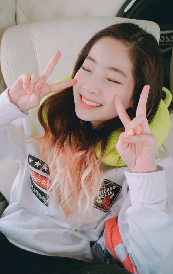 [트와이스] 피부가 두부처럼 하얀 둡둡 다현 짤들.jpg | 인스티즈