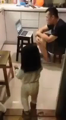 딸이 아빠랑 뽀뽀 안하는 이유.GIF | 인스티즈