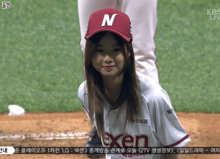 오늘자 시구하는 솔지 .jpgif | 인스티즈