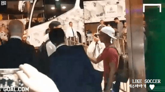 생일날 경기에 못뛰어서 슬프지만 우상을 만나 기쁜 첼망주 찰리 무손다 gif | 인스티즈