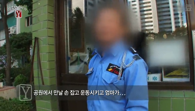 유모차 탄 아기들을 마음대로 만지고 다니는 여자 | 인스티즈