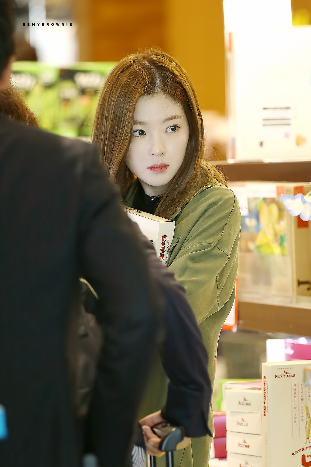 [레드벨벳] 공항 면세점 장보는 아이린.jpg | 인스티즈