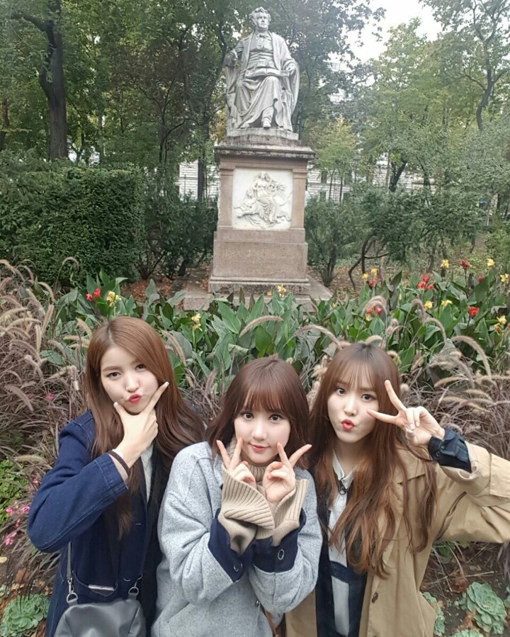 유럽에서 프로그램 촬영한 여자친구 사진들 | 인스티즈