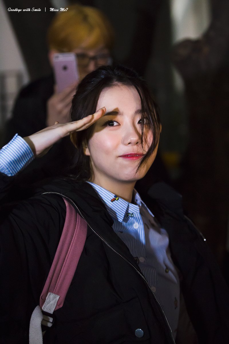 거수경례 하는 소혜.gif | 인스티즈