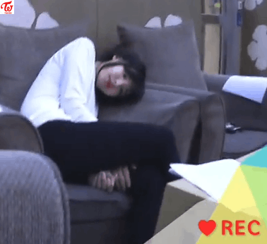 [트와이스] 쭈구려 자는 나연이 | 인스티즈