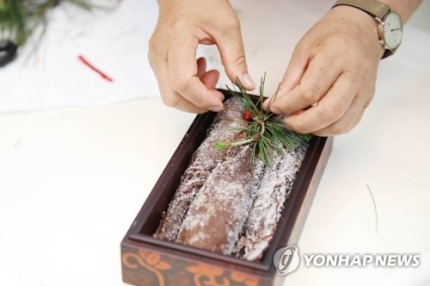 김정숙 여사님이 여야 원내대표들에게 전달한 선물.jpg | 인스티즈