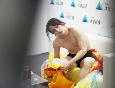 남성 관람객의 기습적인 키스를 받은 코스프레녀 | 인스티즈