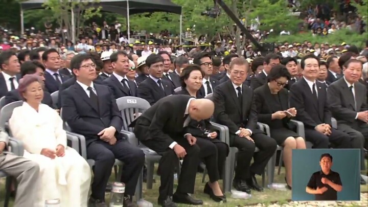 노건호씨 손 잡아주는 문재인 대통령.jpg | 인스티즈