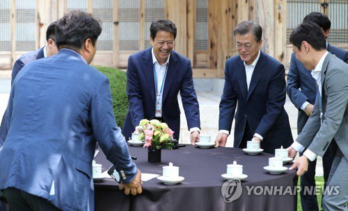 테이블 옮기는 문재인 대통령 | 인스티즈