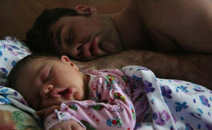 아빠 품에서 잠든 아기들 | 인스티즈