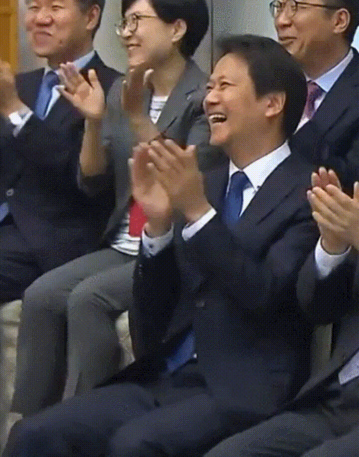 항상 행복한 해피바이러스 임종석 비서실장.jpgif (데이터주의) | 인스티즈