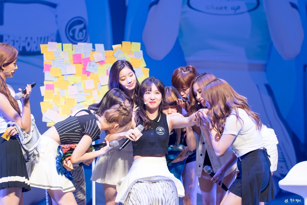 [트와이스] 뽀뽀덕후 나연이 인생 최고의 날 ㅋ | 인스티즈