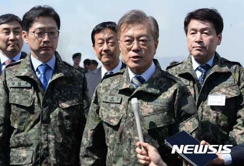 화력격멸훈련 참관하는 문재인 | 인스티즈