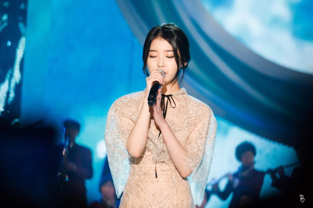 드레스 입은 아이유 모음 | 인스티즈