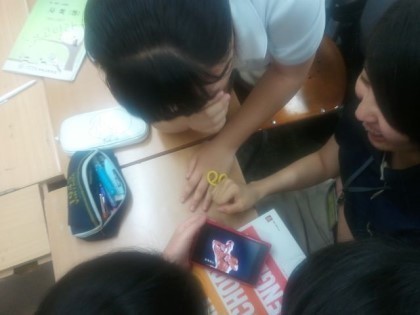 여고딩들이 쉬는시간에 열중해서 보는것 | 인스티즈