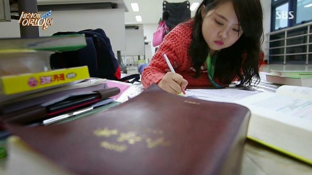 엎드려서 공부하는 여대생 | 인스티즈