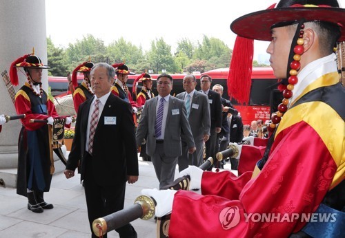 청와대 영빈관 들어서는 국가유공자 및 보훈 가족들 .jpg | 인스티즈