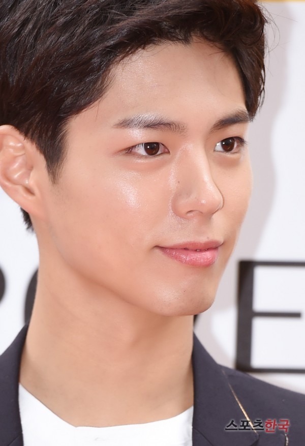 박보검 오늘자 명동에서 기사 사진.jpg | 인스티즈
