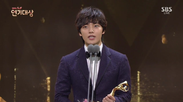 퍼주다 못해 연말 선물 꾸러미 수준이였던 2016 SBS 연기대상 | 인스티즈