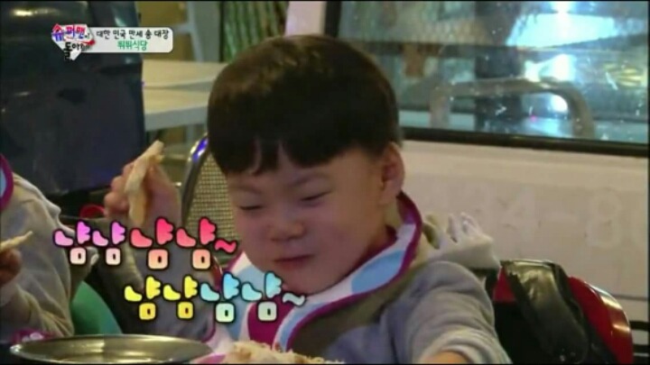 [슈퍼맨이돌아왔다] 만세에게 스테이크 양보하는 대한이.jpg | 인스티즈