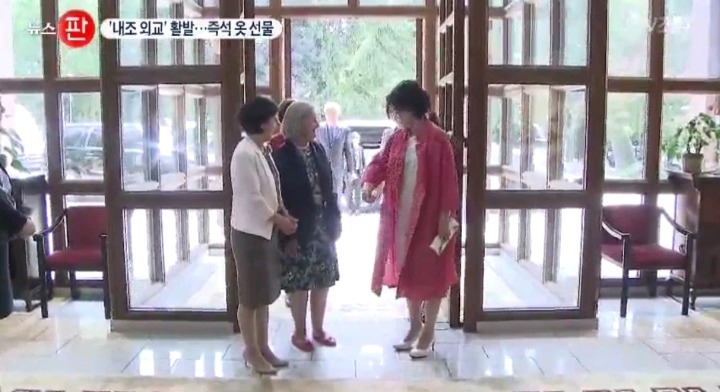 바로 옷 선물하는 영부인.jpg | 인스티즈