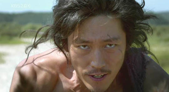 사극에서 불쌍한 주인공 투탑.gif | 인스티즈