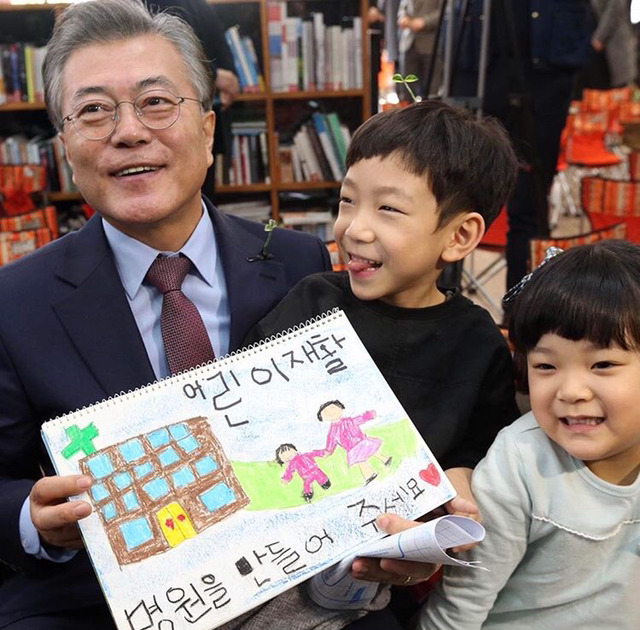 결전의 날을 하루 앞두고 지지자들이 하는 응원의 말을 리트윗하는 문재인의 심정은 어떨까 | 인스티즈