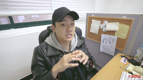 차에 탈때 강아지를 운전자가 안고 타거나 조수석에 아무런 장치 없이 태우면 도로교통법 위법 | 인스티즈