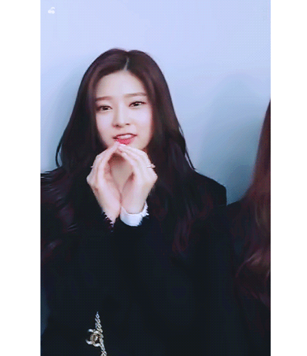 깨물하트하는 아이즈원 민주.gif | 인스티즈