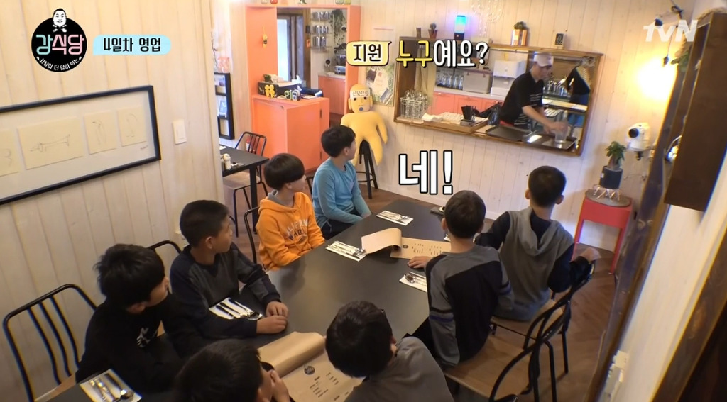 [강식당] 씨름하는 초딩 후배들 보고 신나서 점심값 18만원 내준 강호동.jpg | 인스티즈