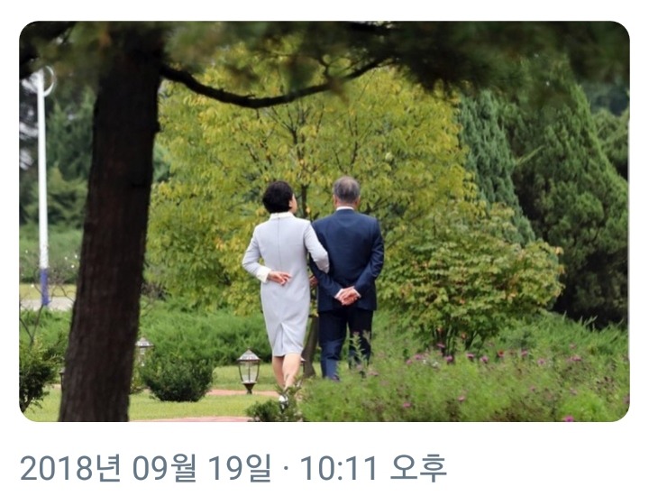 다정하게 산책하는 문 대통령 내외 | 인스티즈