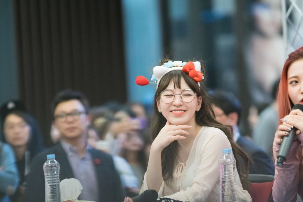 [레드벨벳] 안경 쓰면 미모력이 상승하는 웬디 | 인스티즈