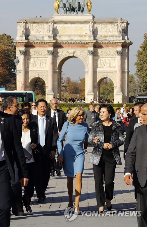 브리짓 마크롱 여사와 팔짱 끼고 가는 김정숙 여사.JPG | 인스티즈