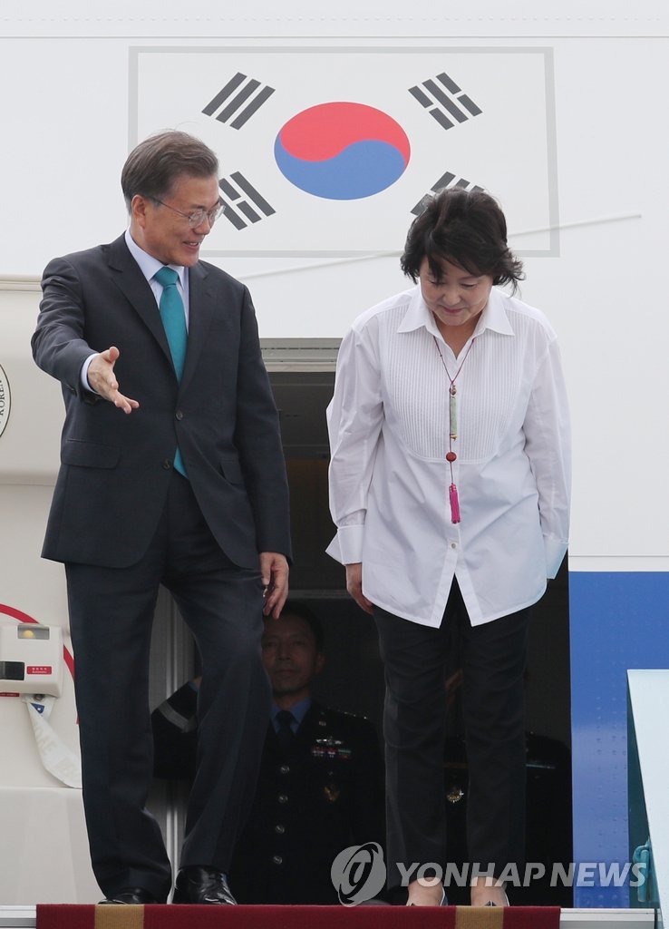 베트남 다낭에 도착한 문재인 대통령과 김정숙 여사 | 인스티즈