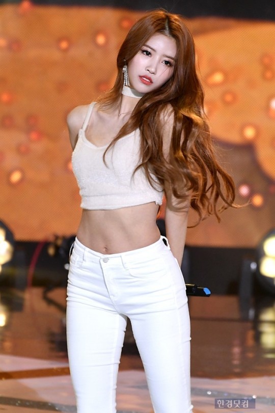 오늘 누가 제일 이쁘냐는 질문에 바로 튀어나오는 러블리즈 미주.gif | 인스티즈