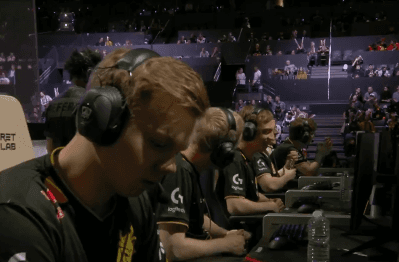 ???: 팀이 지는데 웃고있어요!! | 인스티즈