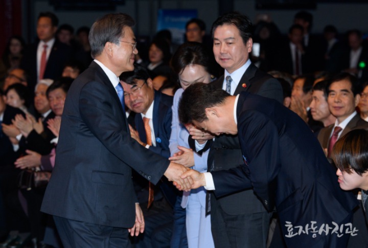 오늘자 문재인 대통령 | 인스티즈