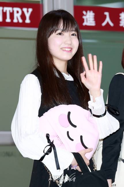 본인얼굴들고 입국하는 히토미 (아이즈원) | 인스티즈