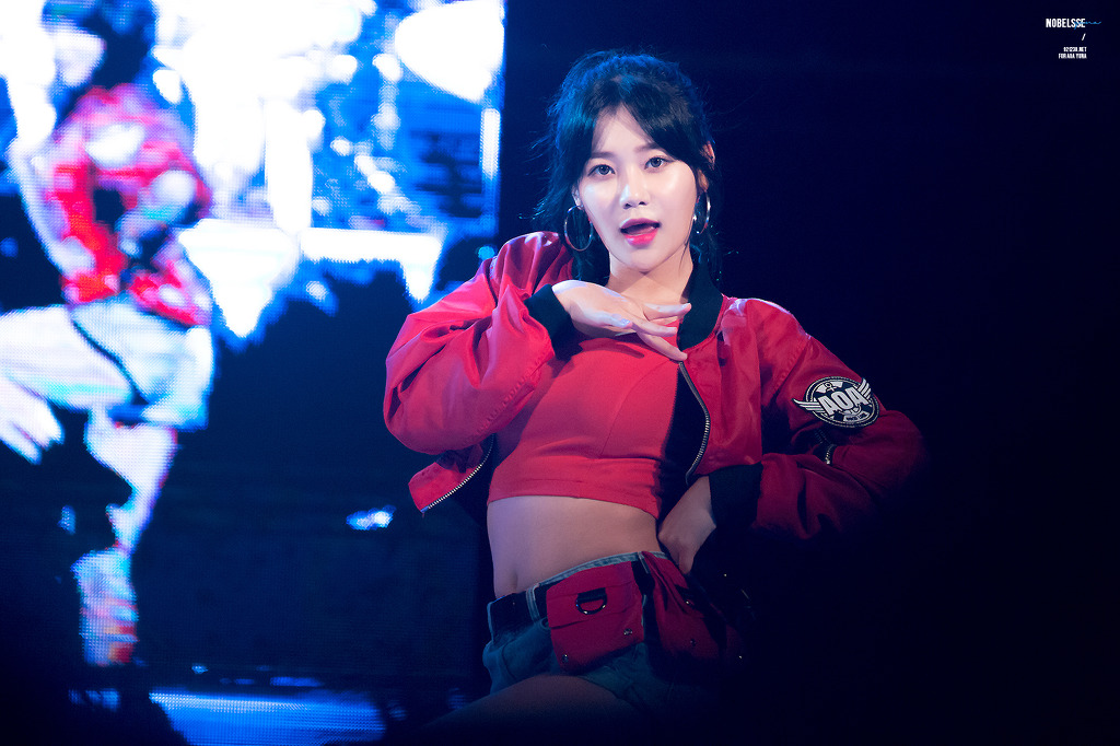 핫한 AOA 유나 빨간 민소매 | 인스티즈