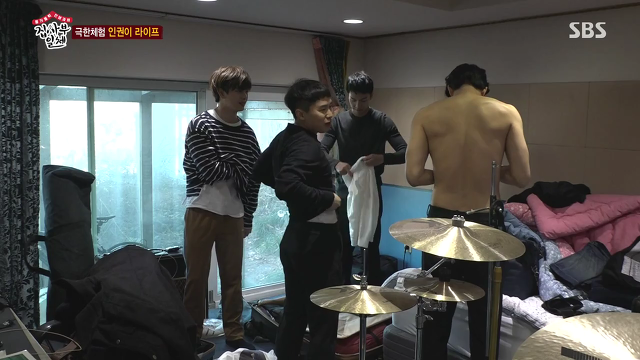 [집사부일체] 카메라 앞에서 옷 처음 갈아입어보는 이상윤.gif | 인스티즈