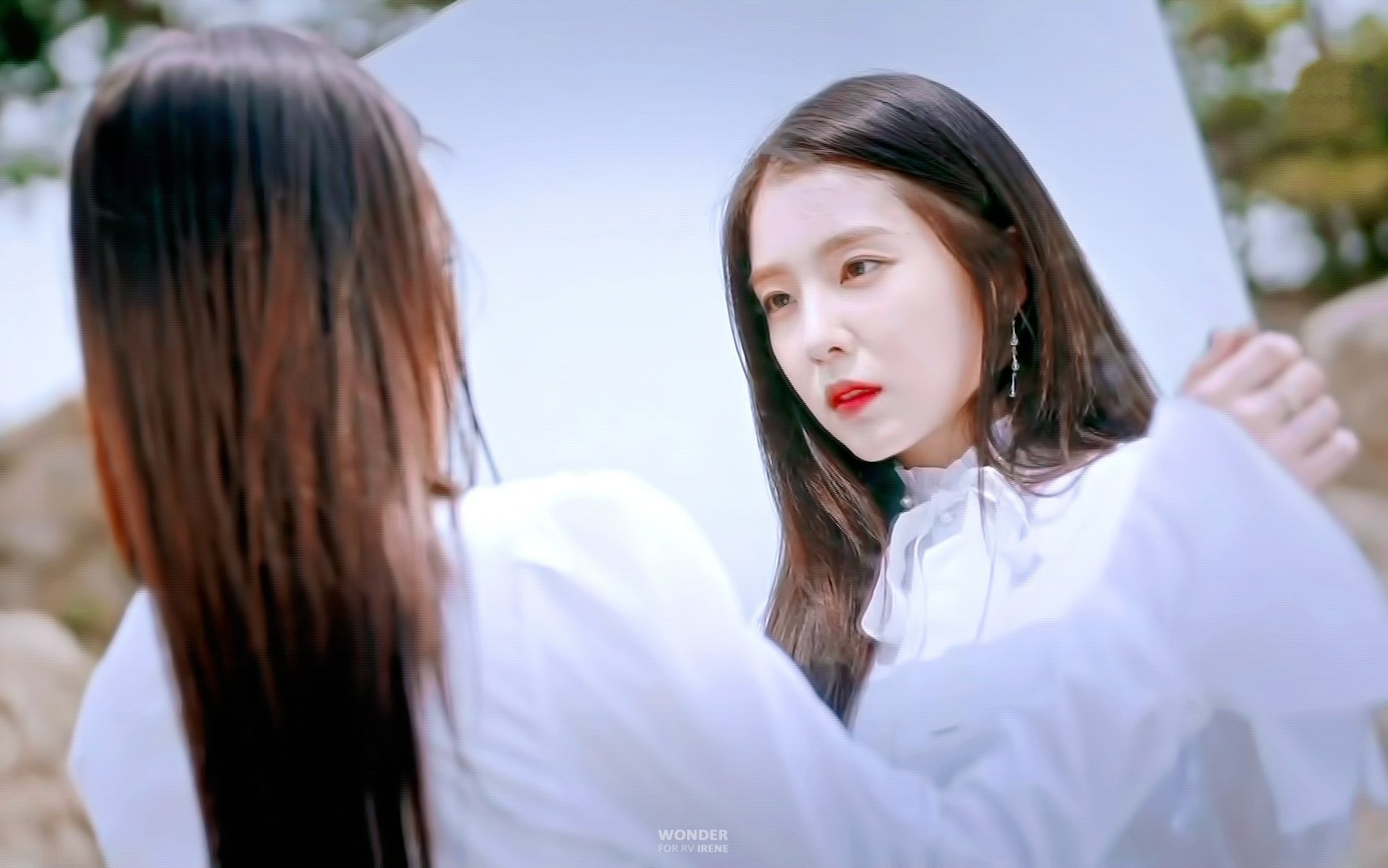 살짝 웃는 아이린.gif | 인스티즈