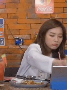 먹방중 방송 끝난다니깐 급하게 먹는 슬기.gif | 인스티즈