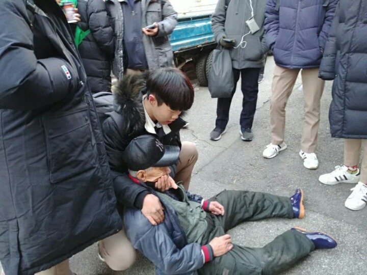 강추위의 날씨에 쓰러진 어르신 살리고 홀연히 사라진 중학생들.jpg | 인스티즈
