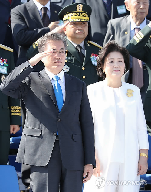 국군의날 사열하는 문재인 대통령 | 인스티즈