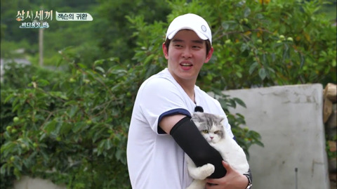 [삼시세끼] 처음 본 잭슨 때문에 놀라서 귱집사 팔 꼬옥 붙드는 고양이 쿵이.gif | 인스티즈